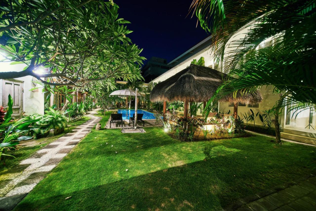 Easy Surf Camp Hotel Kuta  Exterior photo