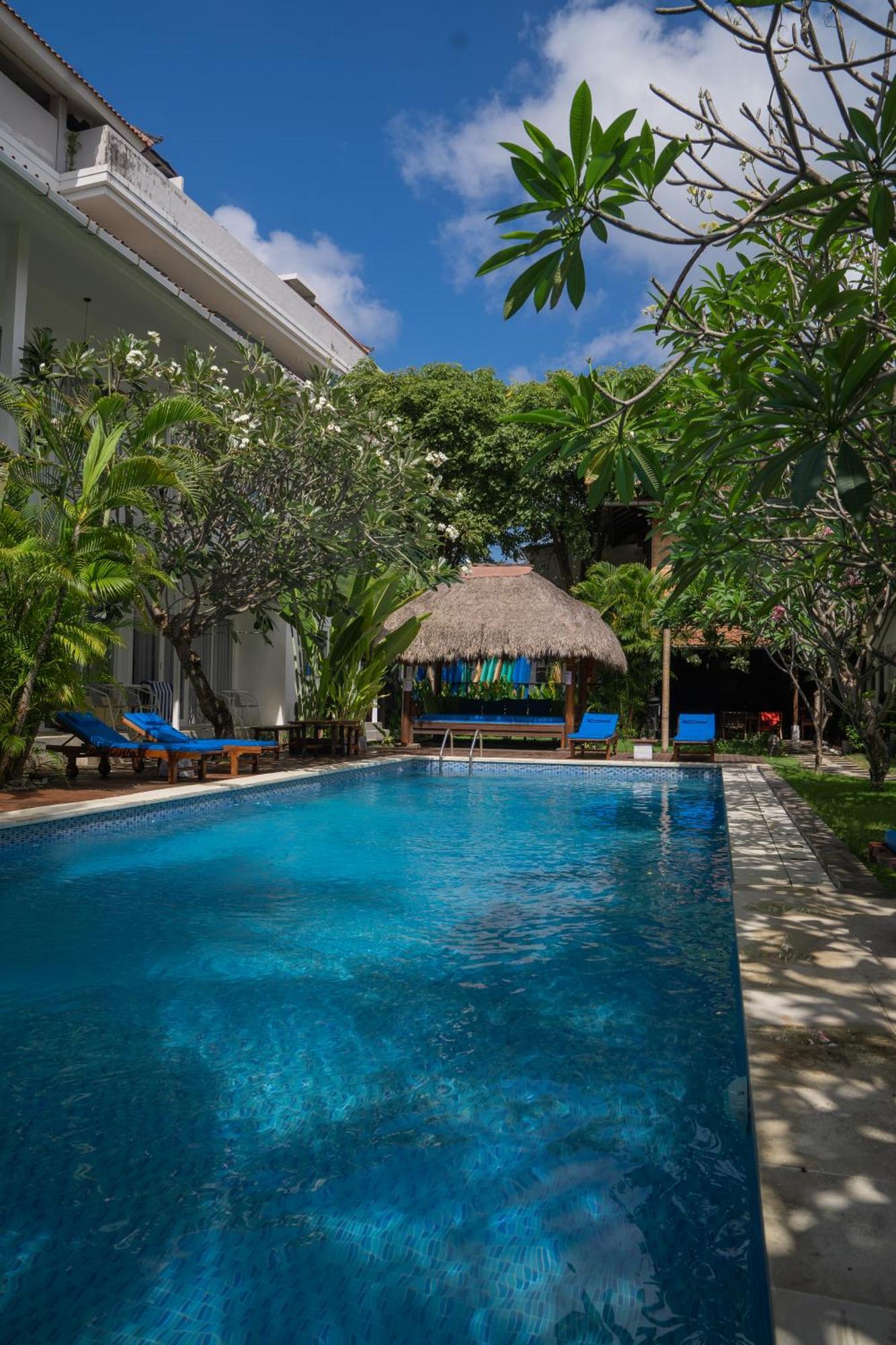 Easy Surf Camp Hotel Kuta  Exterior photo