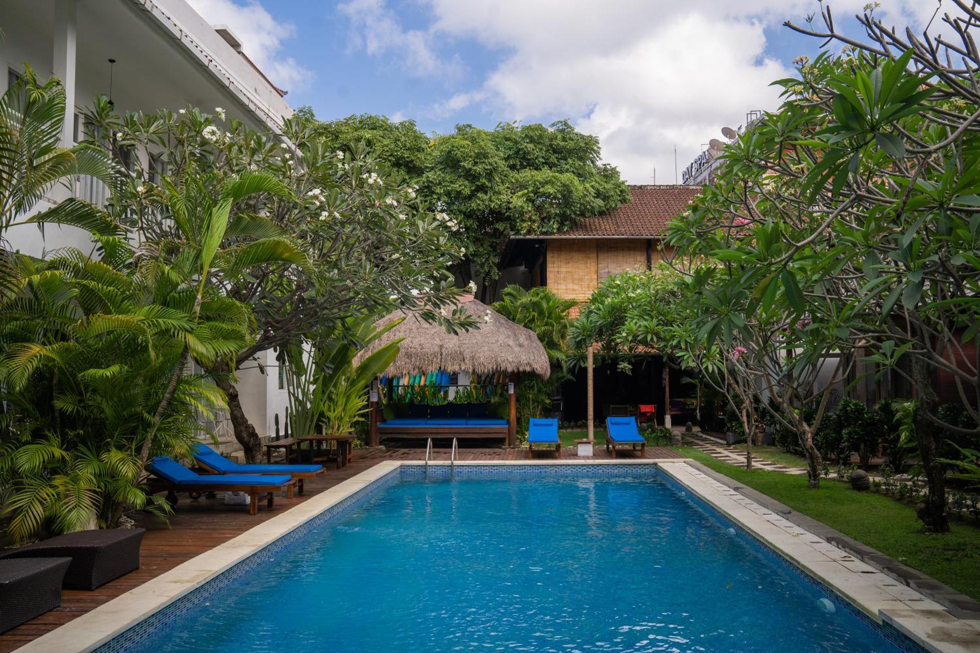 Easy Surf Camp Hotel Kuta  Exterior photo